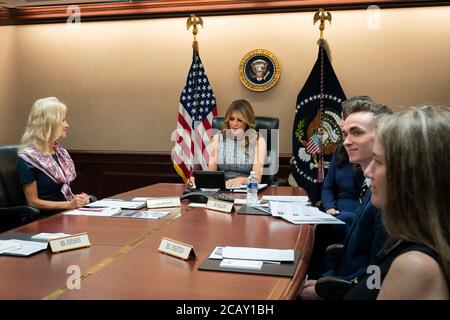 US-First Lady Melania Trump nimmt an einem virtuellen Rundtisch mit Mitgliedern des Congressional Coalition on Adoption Institute Foster Youth Internn Group im Situationsraum des Weißen Hauses am 27. Juli 2020 in Washington, DC Teil. Stockfoto