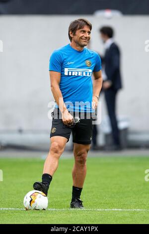 Düsseldorf, Deutschland. August 2020. Fußball: Europa League, Viertelfinale, vor dem Inter Mailand - Bayer Leverkusen Spiel, Training in der Arena Düsseldorf. Mailands Trainer Antonio Conte folgt dem Training seines Teams. Quelle: Marius Becker/dpa/Alamy Live News Stockfoto