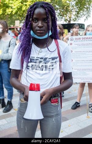 London UK 9. Aug 2020 Demonstranten während einer Black Lives Angelegenheit vor Scotland Yard protestieren. Die Demonstranten fordern ein Ende der „Überpolizei der schwarzen Gemeinden“ und den Einsatz übermäßiger Gewalt und Taser. Kredit: Thabo Jaiyesimi/Alamy Live Nachrichten Stockfoto