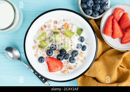Frühstück Müsli mit Milch und Beeren. Müslischale mit Mandelmilch und frischen Beeren Stockfoto