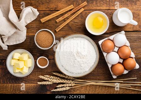Backzutaten auf einem Holztisch Hintergrund. Zutaten zum Backen von Kuchen, Keksen oder Gebäck. Draufsicht. Hintergrund für das Essen Stockfoto