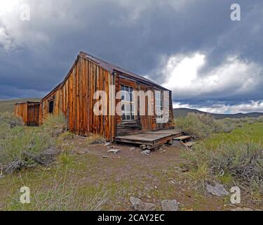 Bodie. Kleine verlassene Hütte an einem nassen bewölkten Herbsttag in der Geisterstadt Bodie. Bodie, Kalifornien, USA Stockfoto