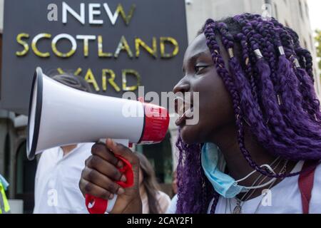 London Großbritannien 9. Aug 2020 Demonstranten, die während einer Black Lives Angelegenheit Parolen schreien, protestieren außerhalb von Scotland Yard. Die Demonstranten fordern ein Ende der „Überpolizei der schwarzen Gemeinden“ und den Einsatz übermäßiger Gewalt und Taser. Kredit: Thabo Jaiyesimi/Alamy Live Nachrichten Stockfoto