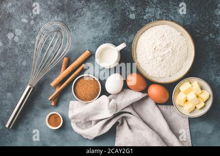 Backzutaten auf dem Tisch. Eier Mehl Butter Zucker und Milch. Draufsicht. Flache Backzutaten Stockfoto