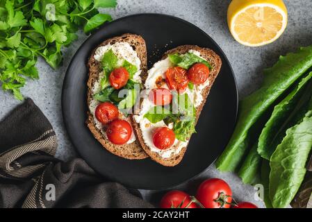 Ricotta Toast mit gegrillten Tomaten. Italienische Küche Essen. Draufsicht Stockfoto