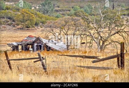 Verlassene, eingestürzte Ranch Haus entlang Highway 12, Valley Springs, Kalifornien, USA Stockfoto