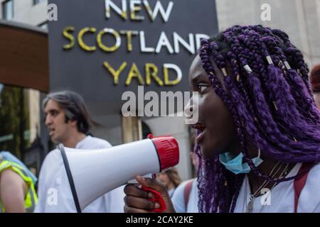 London Großbritannien 9. Aug 2020 Demonstranten, die während einer Black Lives Angelegenheit Parolen schreien, protestieren außerhalb von Scotland Yard. Die Demonstranten fordern ein Ende der „Überpolizei der schwarzen Gemeinden“ und den Einsatz übermäßiger Gewalt und Taser. Kredit: Thabo Jaiyesimi/Alamy Live Nachrichten Stockfoto