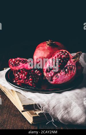 Granatapfelfrüchte auf dem Teller Stockfoto