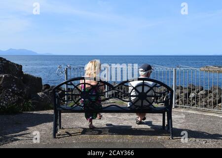 Januar 2020. Dunure, Ayrshire, Schottland, Großbritannien. Die Temperaturen in der Mitte der zwanziger Jahre scheinen im Widerspruch zu der Unwetterwarnung in Kraft für Mitte der Woche mit Gewitter prognostiziert. Kredit. Douglas Carr/Alamy Live News Stockfoto