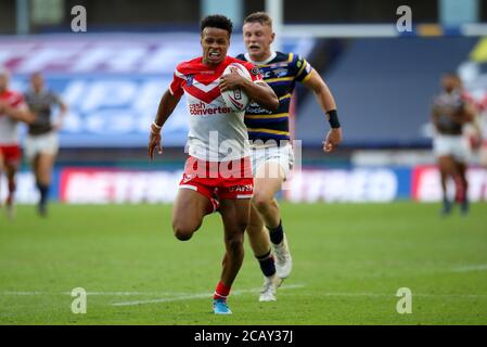 St Helens' Regan Grace (links) bricht sich von Leeds Rhinos' Harry Newman ab, um seine Seiten beim Betfred Super League-Spiel im Emerald Headingley Stadium in Leeds zum sechsten Mal zu versuchen. Stockfoto