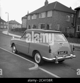 1960, historisch, ein Austin A40 Farina Auto geparkt in einer Straße auf einem neuen Wohngebiet, England, Großbritannien. Ein kleines, sparendes Auto, hergestellt von der britischen Motor Coporation (BMC) wurde es den Namen Austin A40 Farina, was das neue Design des italienischen 'Battista Farina Pinin Farina Turin Studio widerspiegelt. Das hier gezeigte Auto ist die Mark 1 Limousine, die zwischen 1958 und 1961 gebaut wurde. Stockfoto