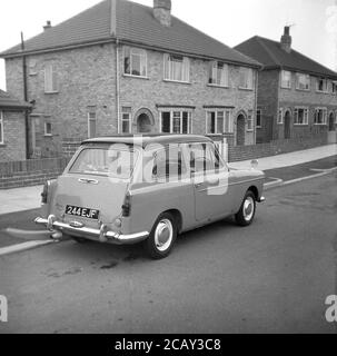 1960, historisch, ein Austin A40 Farina Auto geparkt in einer Straße auf einem neuen Wohngebiet, England, Großbritannien. Ein kleines, sparendes Auto, hergestellt von der britischen Motor Coporation (BMC) wurde es den Namen Austin A40 Farina, was das neue Design des italienischen 'Battista Farina Pinin Farina Turin Studio widerspiegelt. Das hier gezeigte Auto ist die Mark 1 Limousine, die zwischen 1958 und 1961 gebaut wurde. Stockfoto