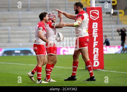 St. Helens' Theo Fages (Mitte) feiert den siebten Versuch seiner Mannschaft mit den Teamkollegen Alex Walmsley (rechts) und Lachlan Coote während des Betfred Super League-Spiels im Emerald Headingley Stadium, Leeds. Stockfoto