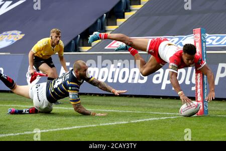 St Helens' Regan Grace (rechts) entzieht sich einem Tackle von Luke Briscoe von Leeds Rhinos, um beim Betfred Super League-Spiel im Emerald Headingley Stadium in Leeds seinen fünften Versuch zu erzielen. Stockfoto