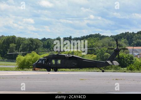 Personal Sgt. Noah McElory blickt aus dem Fenster des UH-60 Black Hawk mit dem Pennsylvania Helicopter Aquatic Rescue Team, während es am 4. August 2020 vom Muir Army Airfield, Fort Indiantown Gap, Pennsylvania, abhebt. Das Team rettete zwei Autofahrer während des Tropensturms Isaias vor steigenden Flutwässern. Stockfoto