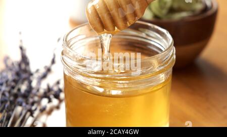 Flüssiger Blütenhonig im Glas, Nahaufnahme Stockfoto