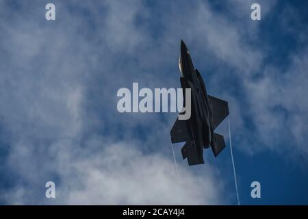 Ein US Air Force F-35A Lightning II, der dem 388th Fighter Wing, Hill Air Force Base, Utah, zugewiesen wurde, steigt während DER RED FLAG-Alaska (RF-A) 20-3 auf der Eielson Air Force Base, Alaska, 7. August 2020 über Kopf. Alle RF-A Übungen finden im Joint Pacific Alaska Range Complex über Alaska sowie einem Teil des westkanadischen Luftraums statt. (USA Luftwaffe Foto von Airman 1. Klasse Aaron Larue Guerrisky) Stockfoto