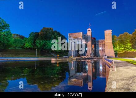 Abendansicht der Peterborough Lift Lock National Historic Site am Abend mit Sternen am Himmel. Leichte Streifen von Flugzeug Spur sichtbar Stockfoto