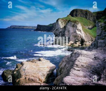 GB - NORDIRLAND: Giganten Fahren Sie entlang der Antrim Küste an den White Rocks bei Portrush Stockfoto