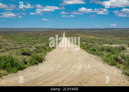 Unbefestigte Straße zum Horizont, Rock Springs, Wyoming USA Stockfoto