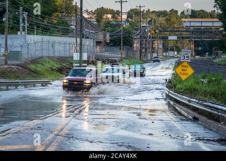 Autos fahren durch überflutete Straße, Pennsylvania, USA Stockfoto