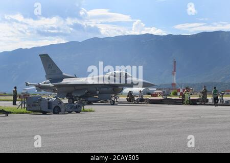 Flieger mit dem 31. Flugzeug-Wartungsgeschwader nehmen an der integrierten Kampfausbildung auf der Aviano Air Base, Italien, 6. August 2020 Teil. Die IKT beinhaltete Luftwaffe aus mehreren Spezialgebieten, die zusammen arbeiteten, um Munition aufzutanken und auf einen F-16 Fighting Falcon mit dem 555. Jagdgeschwader zu laden. Die Schulung ermöglichte es Airmen, Erfahrungen mit dem schnellen Drehen eines Flugzeugs zu sammeln, um ihre Bereitschaft zur Unterstützung von Notfalloperationen zu erhöhen. (USA Luftwaffe Foto von Staff Sgt. Valerie Halbert) Stockfoto