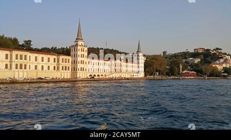 Istanbul, Türkei - 11. September 2017 : Blick auf das älteste Militärgymnasium der Türkei, das sich in Çengelköy, Istanbul, am asiatischen Ufer der Türkei befindet Stockfoto