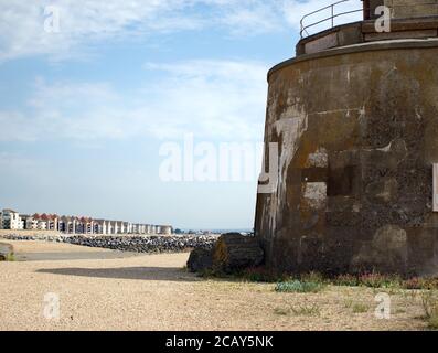 Blick nach Osten vom Martello Turm Nr. 66 mit den Türmen Nr. 64 und 62 in der Ferne. Eastbourne, Sussex, England, Großbritannien. Stockfoto