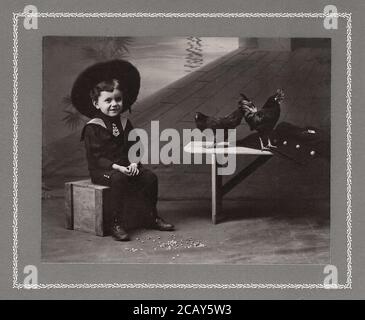 Frühes Porträt eines Jungen und seiner beiden Hühner; Allentown, PA. Circa: 1900-1915; Stockfoto
