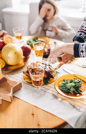 Frau setzt türkei auf den Teller, lecker Behandlung für Besucher. Leckeres Rezept von Großmutter Stockfoto