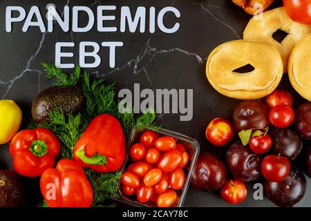Pandemie EBT Hilfe für die Familie während der Schule geschlossen. Covid-19-Konzept. Stockfoto
