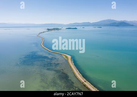 Straße durch die Shoals des Ambrakischen Golfs (Golf von Arta oder Golf von Actium), Griechenland Stockfoto