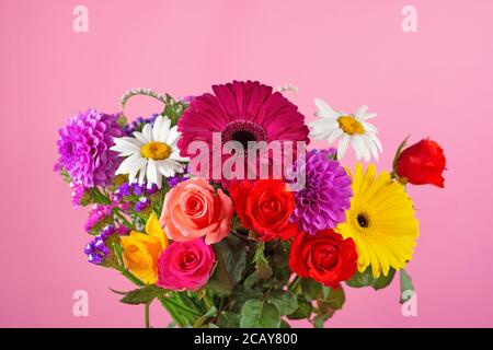 Blumenstrauß auf einem rosa Hintergrund.Frühling oder Sommer floralen Hintergrund mit Kopieplatz für Text.schöne Blumen. Blumenzusammensetzung.Hallo Sommer. Hallo Frühling. Stockfoto