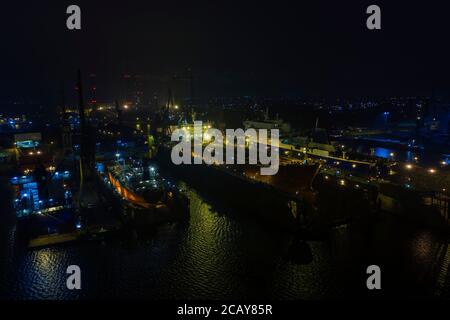 Air Night Panorama Danzig Werft mit Schiffen in schwimmenden DD Stockfoto