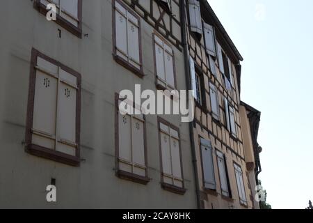 Fassade eines alten Wohnhauses im Zentrum von Colmar, Frankreich. Das Gebäude hat starke Holzläden mit geometrischen Mustern dekoriert. Stockfoto