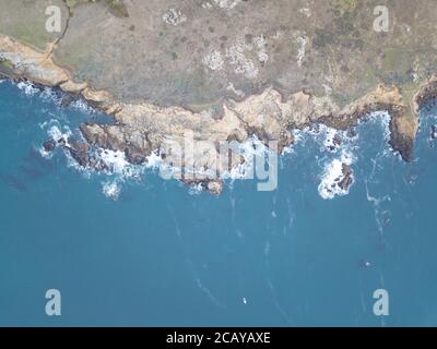 Das kalte Wasser des Pazifischen Ozeans spült an die Küste von Mendocino in Nordkalifornien. Dieser Küstenabschnitt der USA ist unglaublich schön. Stockfoto