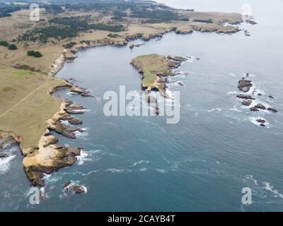 Das kalte Wasser des Pazifischen Ozeans spült an die Küste von Mendocino in Nordkalifornien. Dieser Küstenabschnitt der USA ist unglaublich schön. Stockfoto
