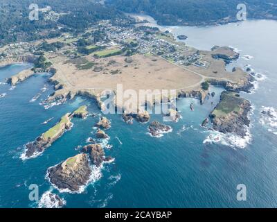 Das kalte Wasser des Pazifischen Ozeans spült an die Küste von Mendocino in Nordkalifornien. Dieser Küstenabschnitt der USA ist unglaublich schön. Stockfoto