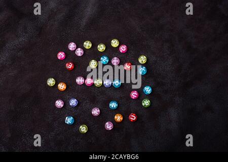 Hallo Formulierung mit Multi Color Buchstaben Perlen gebildet Stockfoto