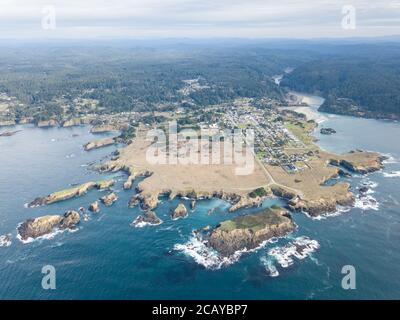 Das kalte Wasser des Pazifischen Ozeans spült an die Küste von Mendocino in Nordkalifornien. Dieser Küstenabschnitt der USA ist unglaublich schön. Stockfoto