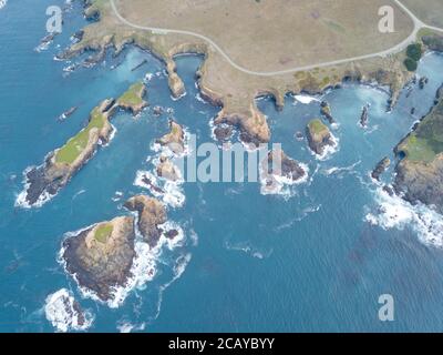 Das kalte Wasser des Pazifischen Ozeans spült an die Küste von Mendocino in Nordkalifornien. Dieser Küstenabschnitt der USA ist unglaublich schön. Stockfoto