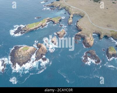 Das kalte Wasser des Pazifischen Ozeans spült an die Küste von Mendocino in Nordkalifornien. Dieser Küstenabschnitt der USA ist unglaublich schön. Stockfoto