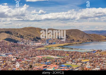 Panorama der peruanischen Stadt Puno und Titicaca-See, Peru Stockfoto