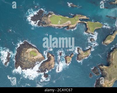 Das kalte Wasser des Pazifischen Ozeans spült an die Küste von Mendocino in Nordkalifornien. Dieser Küstenabschnitt der USA ist unglaublich schön. Stockfoto