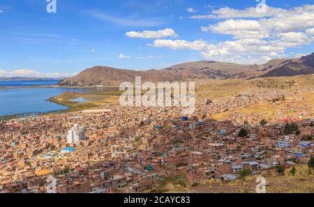 Panorama der peruanischen Stadt Puno und Titicaca-See, Peru Stockfoto