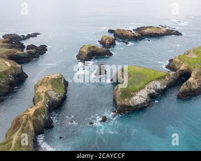 Das kalte Wasser des Pazifischen Ozeans spült an die Küste von Mendocino in Nordkalifornien. Dieser Küstenabschnitt der USA ist unglaublich schön. Stockfoto