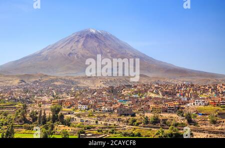 Schlafender Misti Vulkan über den Straßen und Häusern der peruanischen Stadt Arequipa, Peru Stockfoto