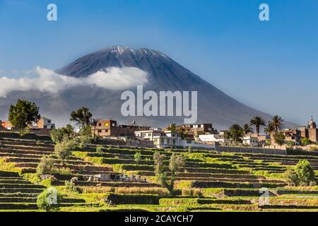 Schlafender Misti Vulkan über den Feldern und Häusern der peruanischen Stadt Arequipa, Peru Stockfoto