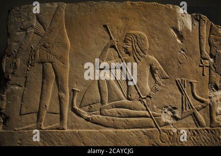 Relief mit dem Verstorbenen in einem Boot. Aus Saqqara (?), Ägypten. Ca. 1330 v. Chr. 18. Dynastie. Neues Königreich. Kalkstein mit Überresten von Polychromie. Liebieghaus Museum. Frankfurt. Deutschland. Stockfoto
