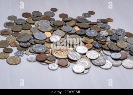 Sammlung von Münzen aus der ganzen Welt, Symbole aus vielen verschiedenen Ländern Stockfoto